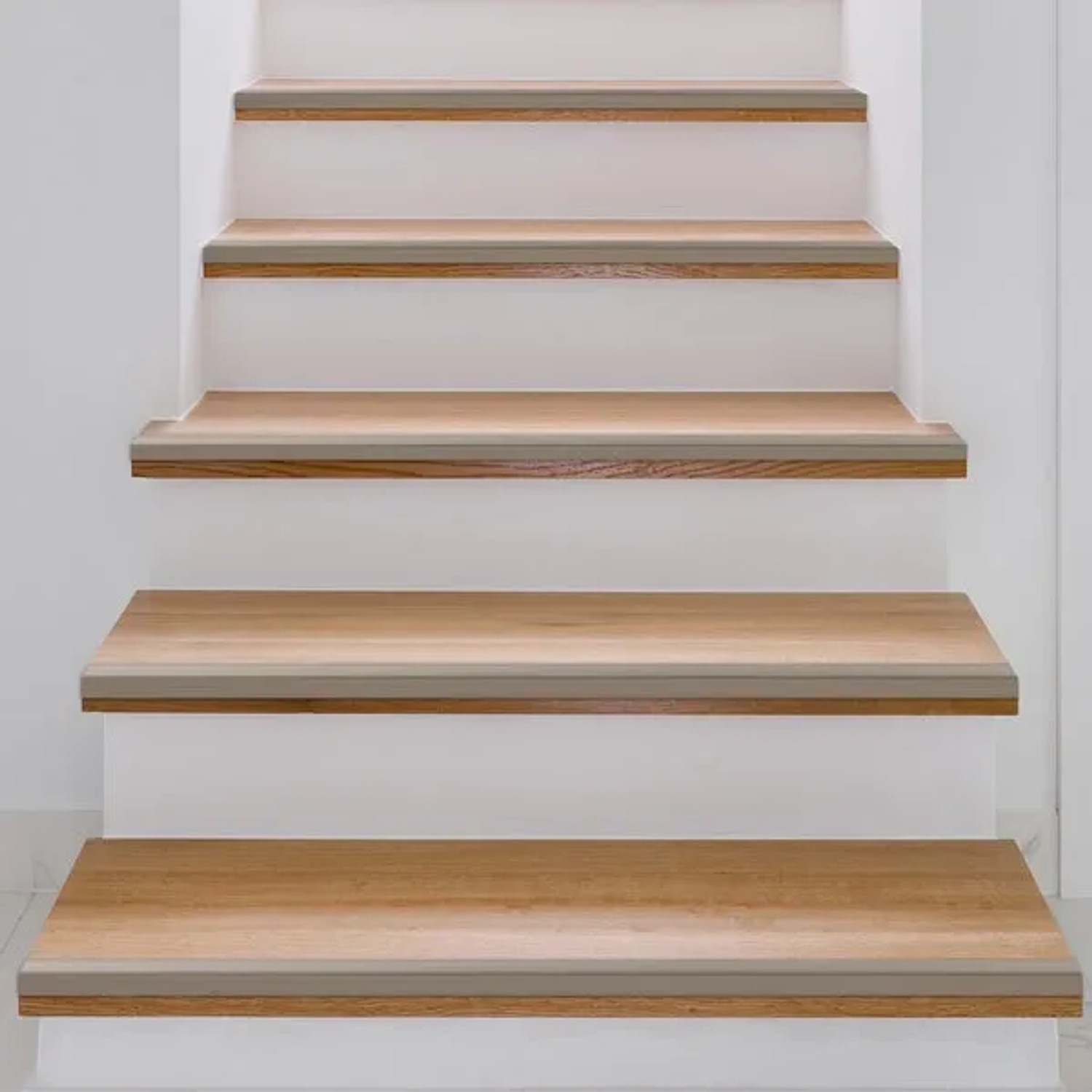 Treppe mit KARAT Stufenkantenprofil Integral Form L in Champagner, Treppenkanten schützen.