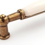 SOTECH Porzellangriff Landhaus, cremefarbig mit antikem Messingbügel. Eleganter Möbelgriff BA 96 mm.