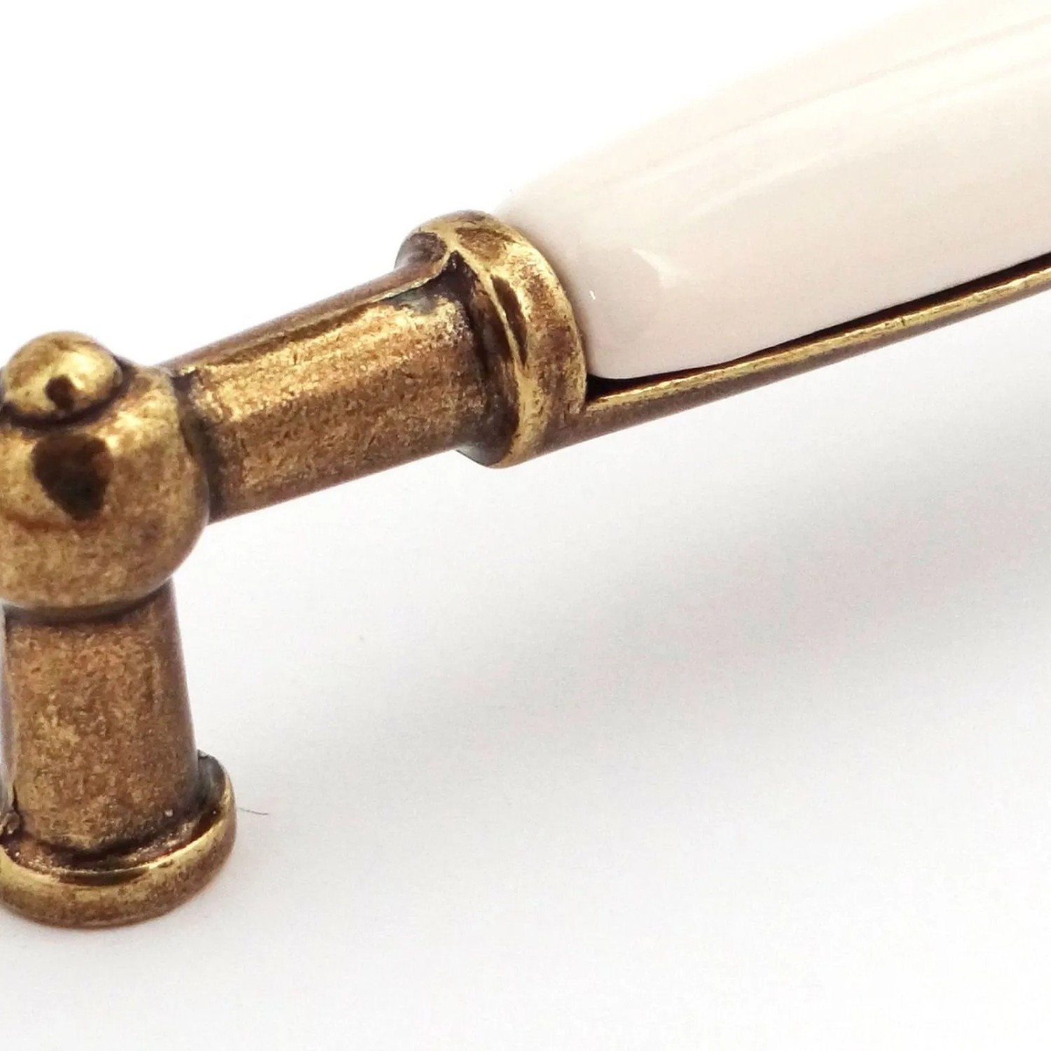 SOTECH Porzellangriff Landhaus, cremefarbig mit antikem Messingbügel. Eleganter Möbelgriff BA 96 mm.