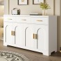 Weißes Merax Sideboard mit 4 Türen, Bogenrelief, 3 Schubladen und goldenen Griffen im modernen Wohnzimmer.