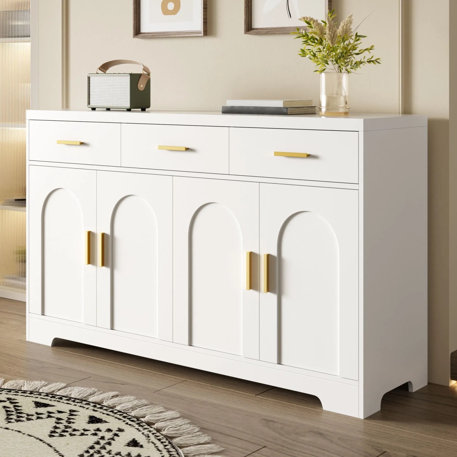 Weißes Merax Sideboard mit 4 Türen, Bogenrelief, 3 Schubladen und goldenen Griffen im modernen Wohnzimmer.