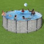 Bestway Stahlrahmen Pool Set mit Familie im Garten. Runder Pool mit grauem Rahmen und Zubehör.