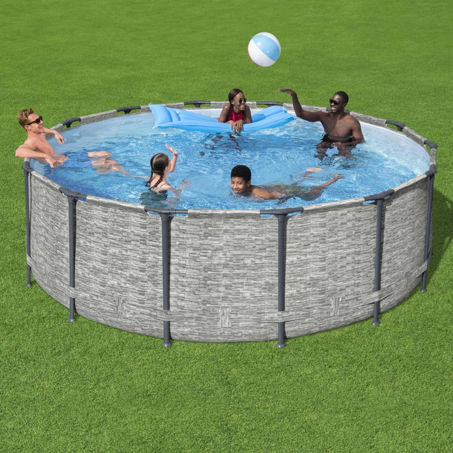 Bestway Stahlrahmen Pool Set mit Familie im Garten. Runder Pool mit grauem Rahmen und Zubehör.