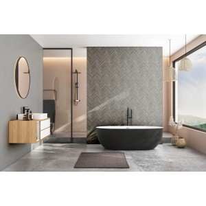 Badezimmer mit Marburg Vliestapete Fischgrätmuster in Grau-Schwarz an der Wand.