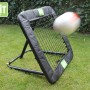 EXIT Kickback Rebounder M (84x84cm) mit Ball im Garten. Ideal für Balltechniktraining.