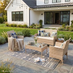 Beige Polyrattan Gartenlounge Set mit Sofa, 2 Sesseln und Glastisch auf Terrasse. Moderne Gartenmöbel Sitzgruppe.