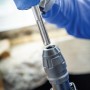 Detailaufnahme: LUX-TOOLS Abbruchhammer E-AHM-21 mit eingesetztem Meißel. Baumaschine für Abbrucharbeiten.