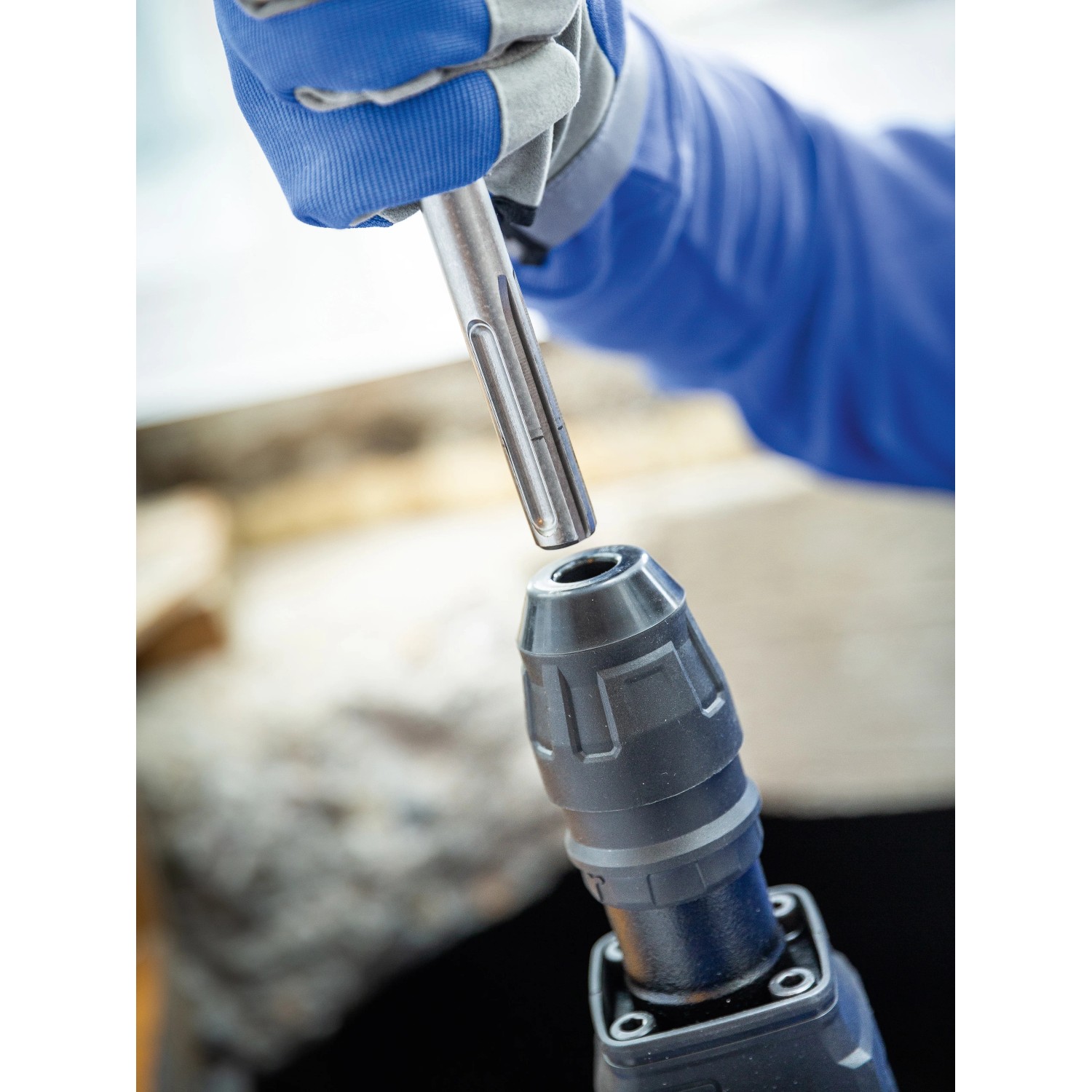 Detailaufnahme: LUX-TOOLS Abbruchhammer E-AHM-21 mit eingesetztem Meißel. Baumaschine für Abbrucharbeiten.