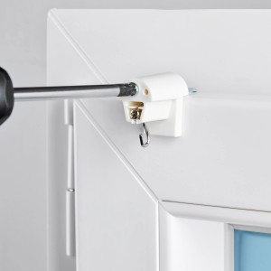 Montage des weißen Klemmträgers für Mataro Rollos am Fensterrahmen mit Schraubenzieher.