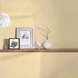 Bricoflor Textiltapete Gold Gelb mit Blumenmuster und Metallic-Effekt im Wohnzimmer.