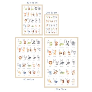 Gerahmtes Kinderzimmer-Poster mit deutschem Alphabet und Tiermotiven, 40x60 cm.