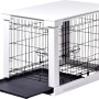 Weiße Hundebox Indoor mit Tischoberfläche und herausziehbarer, schwarzer Wanne.