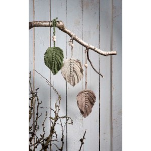 Drei Makramee Blätter in Oliv, Beige und Braun hängen an einem Ast. Glorex Makramee Rope.