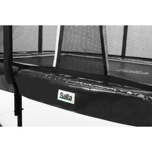 Detailaufnahme: Schwarzes Salta First Class Gartentrampolin mit Sicherheitsnetz.