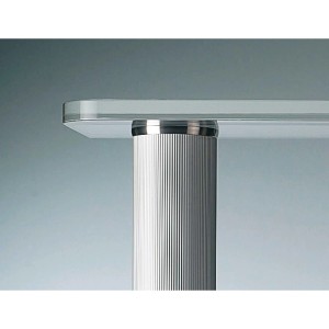 Silbernes Camar Befestigungsteil aus Aluminium verbindet gerippten Tischfuß mit Glasplatte.
