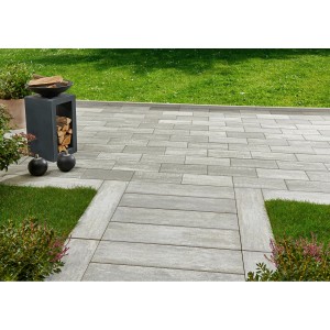 Verlegte Kann Pflastersteine Rayon Grau-Alpin (40x20x7,5 cm) auf einer Terrasse.