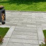 Verlegte Kann Pflastersteine Rayon Grau-Alpin (40x20x7,5 cm) auf einer Terrasse.