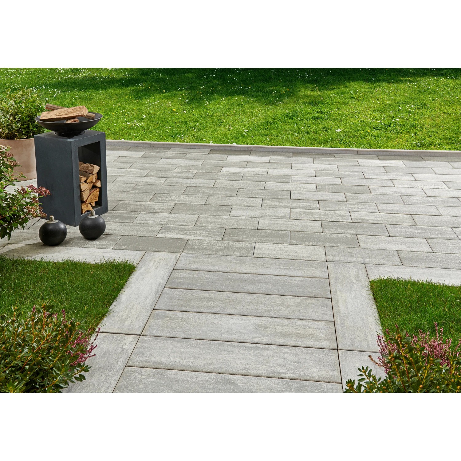 Verlegte Kann Pflastersteine Rayon Grau-Alpin (40x20x7,5 cm) auf einer Terrasse.