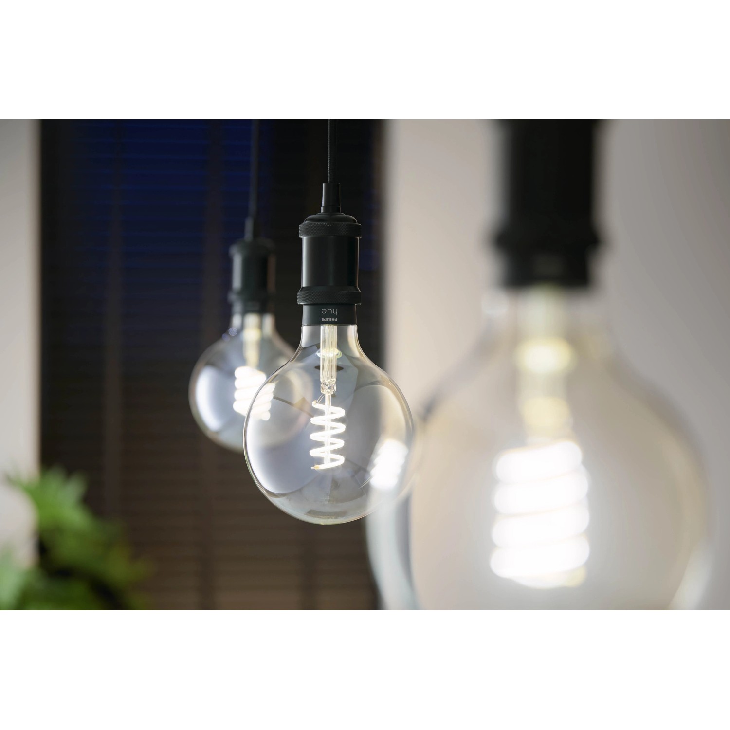 Philips Hue Filament Leuchtmittel E27 G125, dimmbar, warmweißes bis kaltweißes Licht.