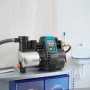 Gardena Haus- und Gartenautomat 6000/6 LCD Inox auf einem Tisch. Elektro-Pumpe mit Edelstahlgehäuse und Display.