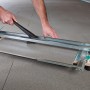 wolfcraft Fliesenschneider TC 610 W in Nutzung: Fliese schneiden mit Werkzeug für präzise Fliesenschnitte.