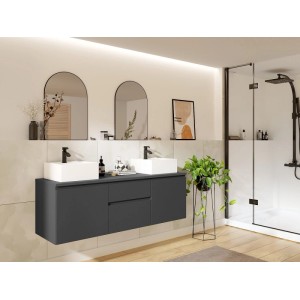 Anthrazitgrauer Vente-unique Waschbeckenunterschrank Jimena 150 cm mit Doppelwaschbecken und Schubladen im Bad.