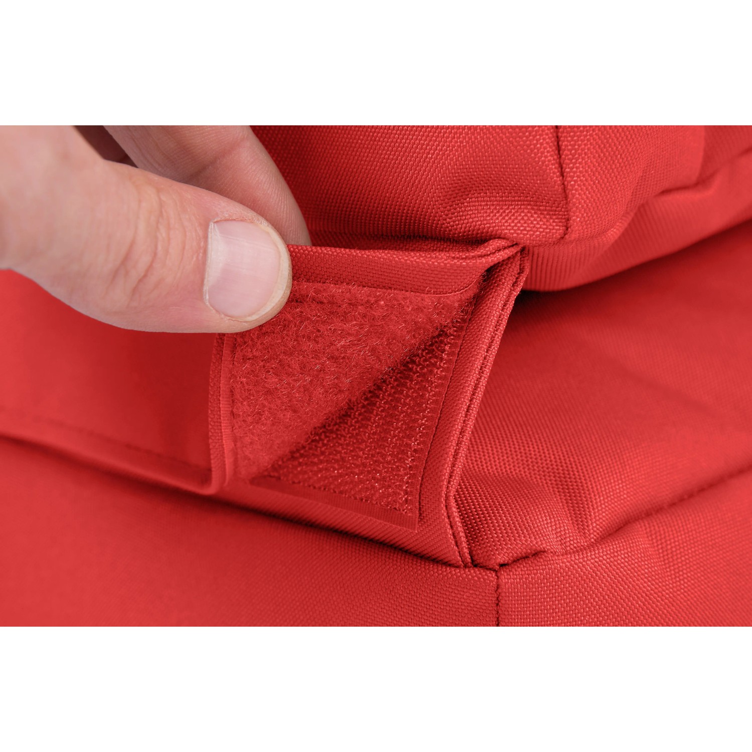 Detailaufnahme: Roter Sitting Point Sessel Twist Scuba mit Klettverschluss.