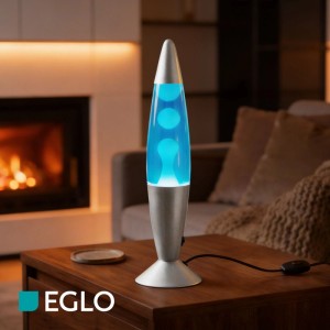 Silberne LED-Lavatischleuchte mit blauer Flüssigkeit und weißem Wachs auf Holztisch im Wohnzimmer. Schafft entspannte Atmosphäre.