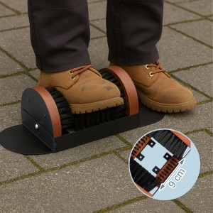 Schwarzer, rutschfester Schuhabstreifer aus Holz und Metall mit Borsten reinigt Stiefel auf Pflastersteinen. Inset zeigt 9 cm Breite.