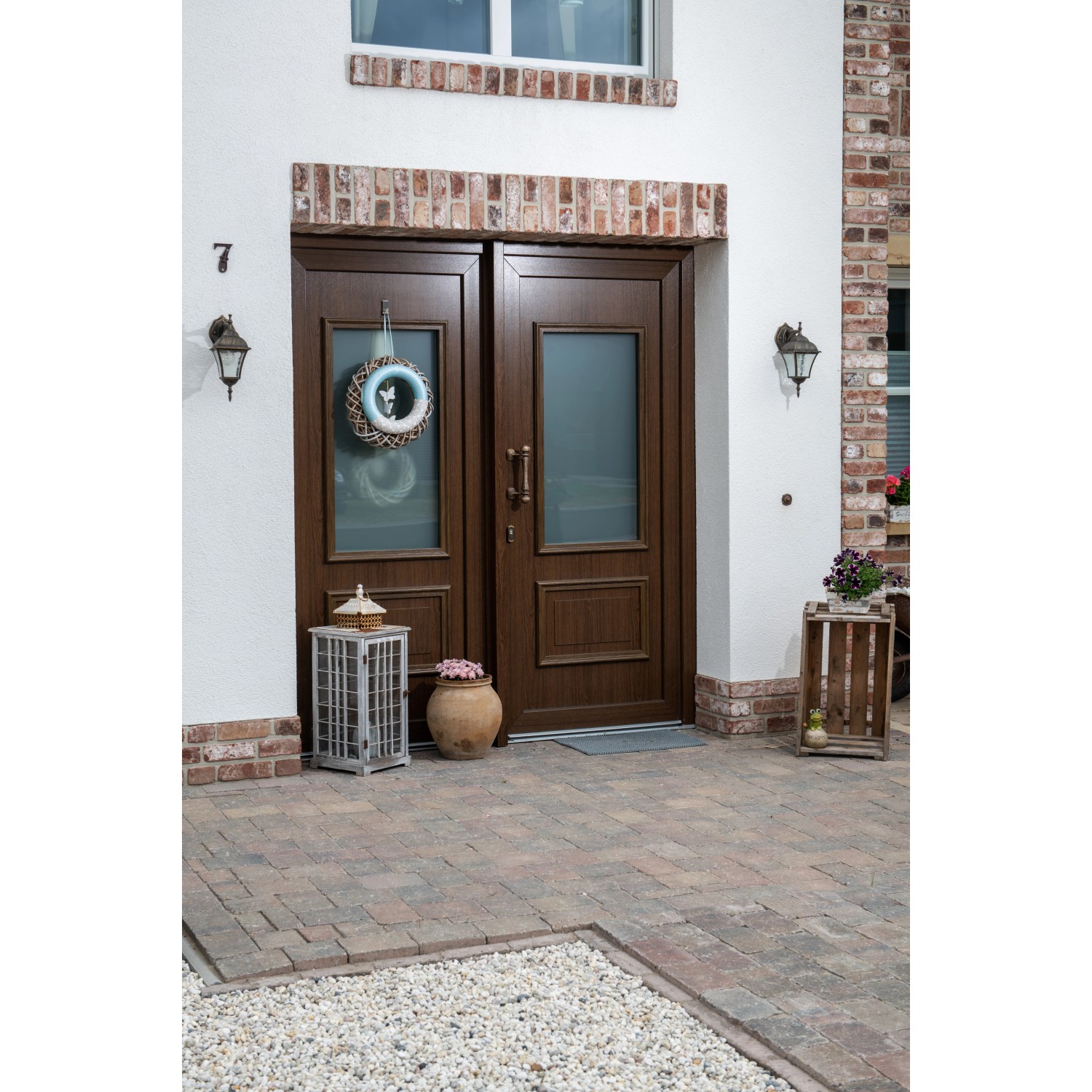 Verlegte Diephaus Pflastersteine Collo Herbstlaub, 21x14x7 cm, vor Haustür. Rustikales Ambiente.