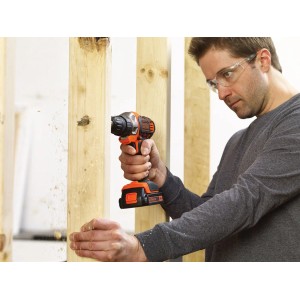 Black+Decker Multievo Akku-Multifunktionswerkzeug beim Schrauben in Holz.