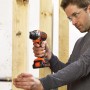 Black+Decker Multievo Akku-Multifunktionswerkzeug beim Schrauben in Holz.