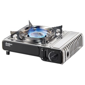 Enders Campingkocher Maveriq mit blauer Flamme, Edelstahl und schwarzem Gehäuse.