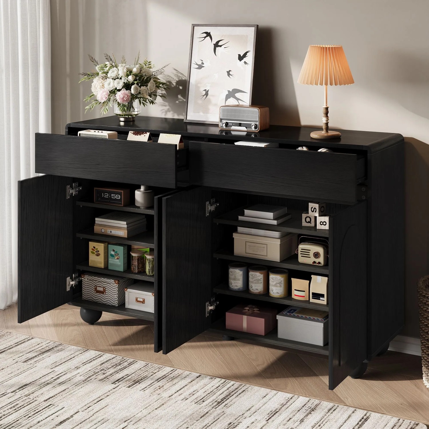 Schwarzes Merax Sideboard mit geschwungenen Türen, zwei Schubladen und Metallfüßen. Offene Fächer zeigen Stauraum im Wohnzimmer.