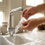 Hände waschen Tesa Universal-Klebeband unter fließendem Wasser, doppelseitig mit Nano-Power.