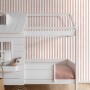 ESTAhome Vliestapete mit Terrakottarosa-weißen Streifen im Kinderzimmer, neben weißem Hausbett und Spielzeug.