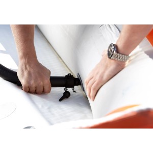 Nilfisk Blasadapter-Kit im Einsatz: Schlauchboot wird mit dem Sauger-Zubehör aufgepumpt.