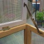 Detailaufnahme: Axi Hochbeet mit Gewächshaus, braunes Holz, weiße Akzente, geöffneter Aufsatz.