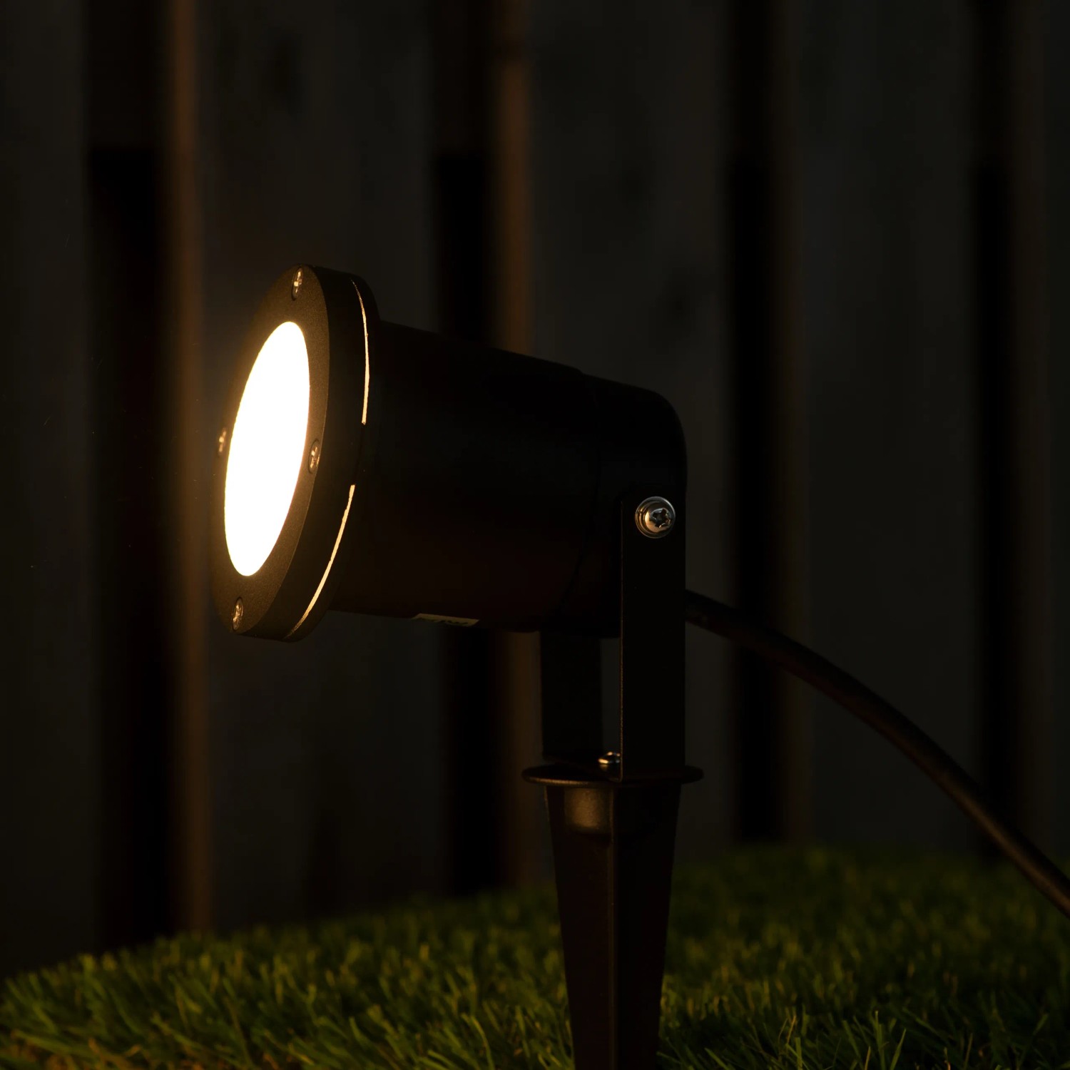 Schwarzer LED's Work Gartenstrahler mit Erdspieß und warmweißem Licht.