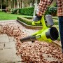 Ryobi Akku-Laubgebläse RY18BLA-140 One+ mit Akku und Ladegerät im Einsatz auf einer Terrasse.