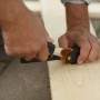Fiskars Hochleistungsmesser mit Holster und integriertem Messerschärfer im Einsatz.