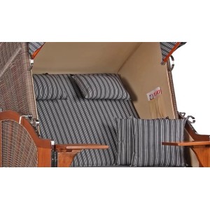 Detailansicht Strandkorb Nordstrand Mahagoni mit grau-weiß gestreiften Kissen und Polstern.