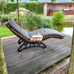 SOTECH Rollenset LOUNGER: Schwarze Stahl-Lenkrollen an Gartenliege auf Holzterrasse. Für einfache Mobilität der Sonnenliege.