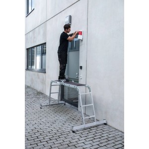 PROREGAL 4-teilige Vielzweckleiter mit Traverse, 4x4 Sprossen im Einsatz vor einer Hauswand.