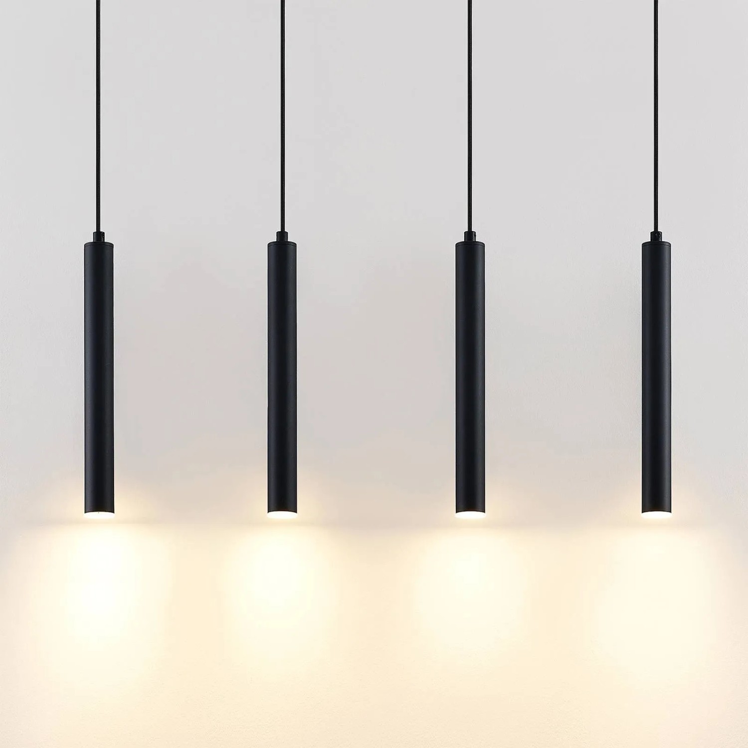 Moderne, schwarze 4-flammige LED-Hängeleuchte Kammeron aus Metall für Wohnzimmer.