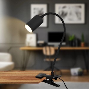 Schwarze Briloner LED-Klemmleuchte FLEKS mit Schwanenhals am Tisch befestigt.