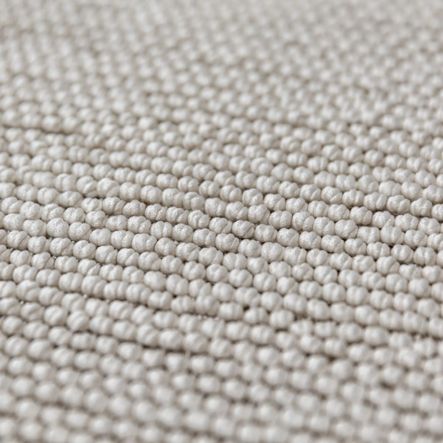 Nahaufnahme des grauen Flair Rugs Kurzflorteppichs Linear. Zeigt die weiche, dichte Bouclé-Textur aus Polyester. Waschbarer Teppich.