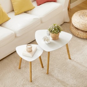 Modernes SoBuy Couchtisch 2er-Set mit weißen, dreieckigen Platten und hellen Bambusbeinen auf Teppich im Wohnzimmer.