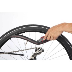 Fischer Reifenheber (2 Stk.) im Einsatz zum Wechsel eines Fahrradreifens.