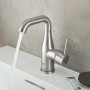 Grohe Essence Waschtischarmatur in Supersteel mit Wasserlauf auf weißem Waschbecken.